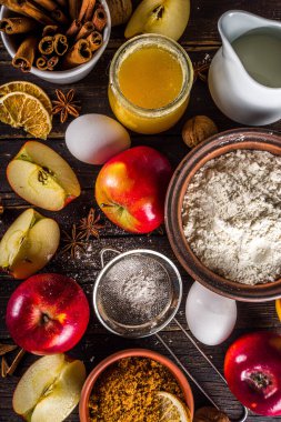 Sonbahar pişirme konsepti. Malzemeler, baharatlar ve çatal bıçaklarla yemek pişirmek. Geleneksel sonbahar elmalı turtası pişirmek için tek ihtiyacınız olan kırsal ahşap arka plan fotokopi alanı.