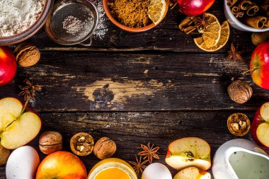 Sonbahar pişirme konsepti. Malzemeler, baharatlar ve çatal bıçaklarla yemek pişirmek. Geleneksel sonbahar elmalı turtası pişirmek için tek ihtiyacınız olan kırsal ahşap arka plan fotokopi alanı.