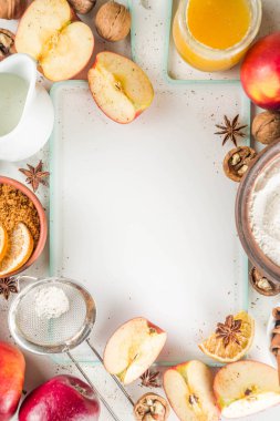 Sonbahar pişirme konsepti. Malzemeler, baharatlar ve çatal bıçaklarla yemek pişirmek. Geleneksel sonbahar elmalı turtası pişirmek için tek ihtiyacınız olan kırsal ahşap arka plan fotokopi alanı.