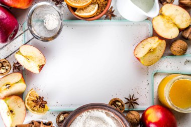 Sonbahar pişirme konsepti. Malzemeler, baharatlar ve çatal bıçaklarla yemek pişirmek. Geleneksel sonbahar elmalı turtası pişirmek için tek ihtiyacınız olan kırsal ahşap arka plan fotokopi alanı.