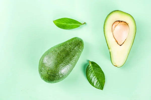 Rauwe Biologische Avocado Geheel Gesneden Avocado Lichtgroene Achtergrond Met Groene — Stockfoto