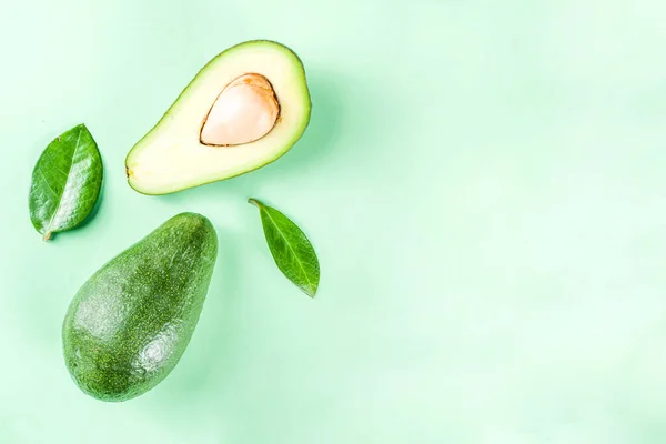 Rauwe Biologische Avocado Geheel Gesneden Avocado Lichtgroene Achtergrond Met Groene — Stockfoto