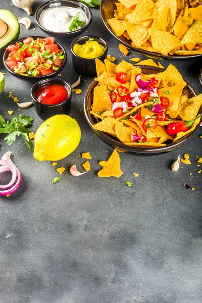 Nachos Chips Mit Geschmolzenem Käse Und Verschiedenen Traditionellen Mexikanischen Dips — Stockfoto