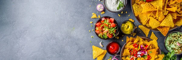 Nachos Chips Mit Geschmolzenem Käse Und Verschiedenen Traditionellen Mexikanischen Dips — Stockfoto