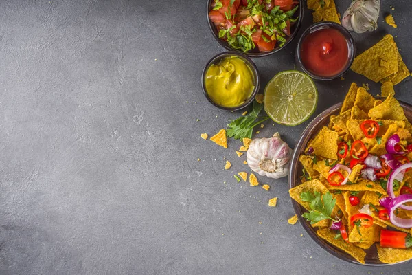 Chip Nachos Dengan Keju Yang Meleleh Dan Berbagai Macam Dips — Stok Foto