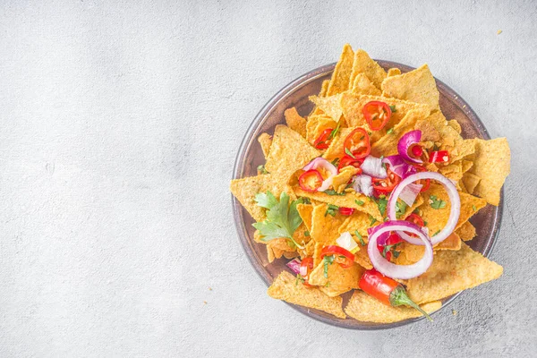 Chips Nachos Con Queso Derretido Varias Salsas Mexicanas Tradicionales Salsa — Foto de Stock