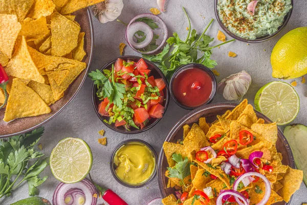 Chipuri Nachos Brânză Topită Diverse Scufundări Tradiționale Mexicane Salsa Jalapeno — Fotografie, imagine de stoc