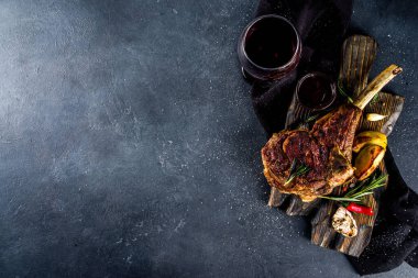 Et arka planı yapıyorum. Koyu gri masa arkasında taze ızgara et. Üst Manzara. Boşluğu kopyala