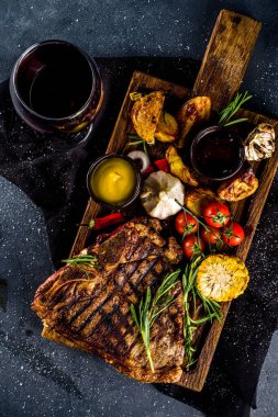 Et arka planı yapıyorum. Koyu gri masa arkasında taze ızgara et. Üst Manzara. Boşluğu kopyala