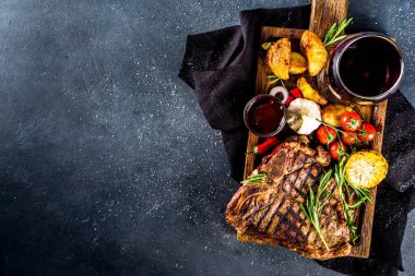 Et arka planı yapıyorum. Koyu gri masa arkasında taze ızgara et. Üst Manzara. Boşluğu kopyala