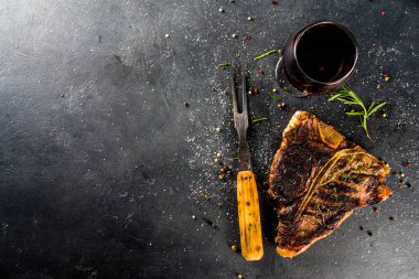 Et arka planı yapıyorum. Koyu gri masa arkasında taze ızgara et. Üst Manzara. Boşluğu kopyala