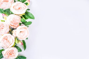 Çiçekli şakayık aranjmanı. Yapay şeffaf, pembe, yaprakları olan şakayık çiçekli, düz arkaplan kompozisyonu. Metin için üst görünüm yeri