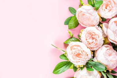 Çiçekli şakayık aranjmanı. Yapay şeffaf, pembe, yaprakları olan şakayık çiçekli, düz arkaplan kompozisyonu. Metin için üst görünüm yeri