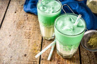 Soğuk yaz içeceği, Dalgona kahvesi, sütsüz vejetaryen organik süt ve çırpılmış kibrit çaylı matcha latte çayı..