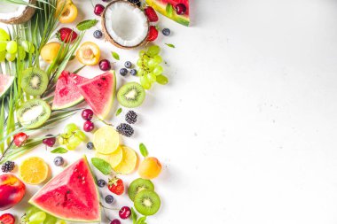  Farklı tropik taze meyve ve böğürtlen çeşitleri. Temiz yemek, sağlıklı yaşam tarzı, diyet ve vitamin konsepti. Üst görünüm düz beyaz masa arkaplanı