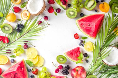  Farklı tropik taze meyve ve böğürtlen çeşitleri. Temiz yemek, sağlıklı yaşam tarzı, diyet ve vitamin konsepti. Üst görünüm düz beyaz masa arkaplanı
