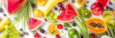  Farklı tropik taze meyve ve böğürtlen çeşitleri. Temiz yemek, sağlıklı yaşam tarzı, diyet ve vitamin konsepti. Üst görünüm düz beyaz masa arkaplanı