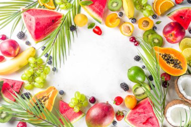 Farklı tropik taze meyve ve böğürtlen çeşitleri. Temiz yemek, sağlıklı yaşam tarzı, diyet ve vitamin konsepti. Üst görünüm düz beyaz masa arkaplanı