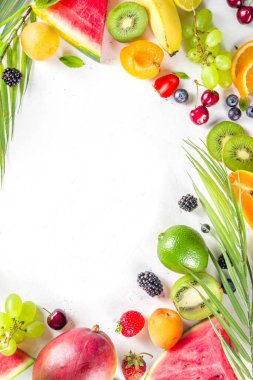  Farklı tropik taze meyve ve böğürtlen çeşitleri. Temiz yemek, sağlıklı yaşam tarzı, diyet ve vitamin konsepti. Üst görünüm düz beyaz masa arkaplanı