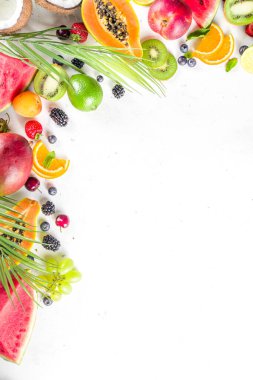  Farklı tropik taze meyve ve böğürtlen çeşitleri. Temiz yemek, sağlıklı yaşam tarzı, diyet ve vitamin konsepti. Üst görünüm düz beyaz masa arkaplanı