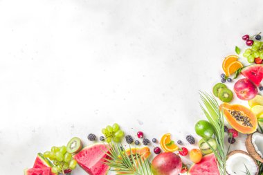  Farklı tropik taze meyve ve böğürtlen çeşitleri. Temiz yemek, sağlıklı yaşam tarzı, diyet ve vitamin konsepti. Üst görünüm düz beyaz masa arkaplanı