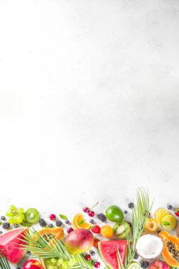  Farklı tropik taze meyve ve böğürtlen çeşitleri. Temiz yemek, sağlıklı yaşam tarzı, diyet ve vitamin konsepti. Üst görünüm düz beyaz masa arkaplanı