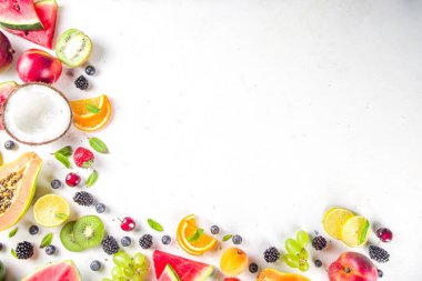  Farklı tropik taze meyve ve böğürtlen çeşitleri. Temiz yemek, sağlıklı yaşam tarzı, diyet ve vitamin konsepti. Üst görünüm düz beyaz masa arkaplanı