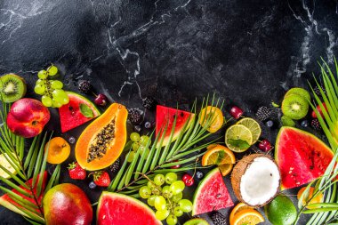 Farklı tropik taze meyve ve böğürtlen çeşitleri. Temiz yemek, sağlıklı yaşam tarzı, diyet ve vitamin konsepti. Üst görünüm düz düz masa arkaplanı