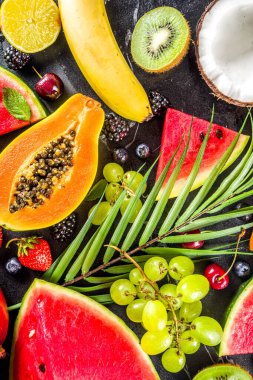 Farklı tropik taze meyve ve böğürtlen çeşitleri. Temiz yemek, sağlıklı yaşam tarzı, diyet ve vitamin konsepti. Üst görünüm düz düz masa arkaplanı