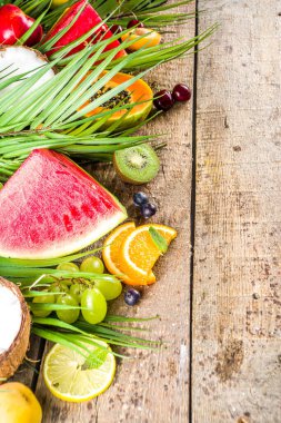 Farklı tropik taze meyve ve böğürtlen çeşitleri. Temiz yemek, sağlıklı yaşam tarzı, diyet ve vitamin konsepti. Üst görünüm düz tahta masa arkaplanı