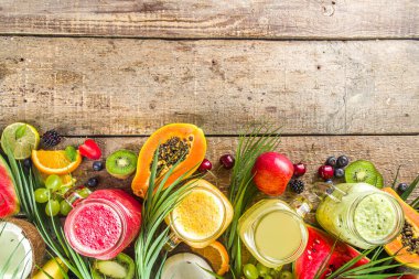 Farklı meyve suları ve meyve suları ile tropik taze meyve ve böğürtlenler. Temiz yemek, sağlıklı yaşam tarzı, diyet ve vitamin içecekleri konsepti. Üst görünüm düz beyaz masa arkaplanı 