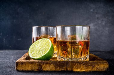 Buzlu viski, balck stone arka plan fotokopi alanı