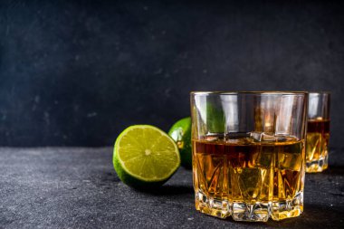 Buzlu viski, balck stone arka plan fotokopi alanı