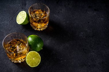 Buzlu viski, balck stone arka plan fotokopi alanı