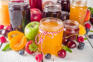 Böğürtlen ve meyve reçeli çeşitleri. Mevsimlik çeşitli yaz meyveleri, meyve reçeli, marmelat ve konfeksiyon setleri. Beyaz tahta arkaplan kopyalama alanı