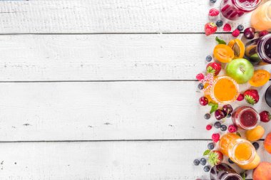 Böğürtlen ve meyve reçeli çeşitleri. Mevsimlik çeşitli yaz meyveleri, meyve reçeli, marmelat ve konfeksiyon setleri. Beyaz tahta arkaplan kopyalama alanı