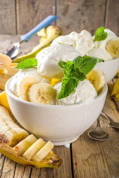 Банановое Мороженое Мин Веганское Фруктовое Мороженое Замороженного Банана Маленькой Миске — стоковое фото