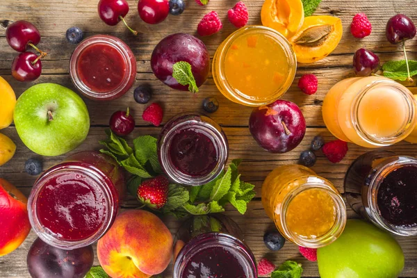 Sortiment Bär Och Fruktsylt Uppsättning Olika Säsongsbetonade Sommarbär Och Fruktsylt — Stockfoto