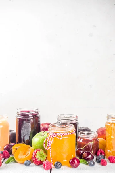 Auswahl Beeren Und Früchten Marmelade Set Mit Verschiedenen Saisonalen Sommerbeeren — Stockfoto