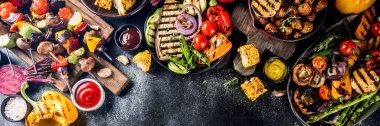 Çeşitli barbekü vejetaryen yemekleri, ızgara sebzeler, sebzeli bbq parti festivali ızgara mısır, vejetaryen şiş kebabı, soslu ve baharatlı sıcak sebze salatası. Vejetaryen mevsimlik yaz yemekleri