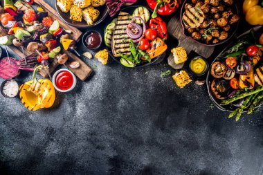 Çeşitli barbekü vejetaryen yemekleri, ızgara sebzeler, sebzeli bbq parti festivali ızgara mısır, vejetaryen şiş kebabı, soslu ve baharatlı sıcak sebze salatası. Vejetaryen mevsimlik yaz yemekleri