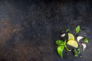 Baharat, bitki ve sebze çeşitleri. Yemek yapmak için gerekli malzemeler. Yemek arkaplanı. Siyah taş masa, metin için uzayı kopyala. Üst görünüm.