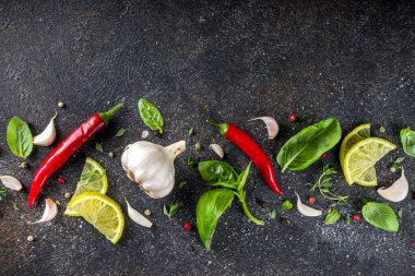 Baharat, bitki ve sebze çeşitleri. Yemek yapmak için gerekli malzemeler. Yemek arkaplanı. Siyah taş masa, metin için uzayı kopyala. Üst görünüm.