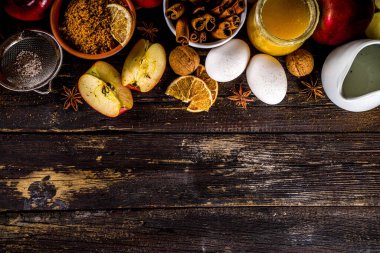 Sonbahar pişirme konsepti. Malzemeler, baharatlar ve çatal bıçaklarla yemek pişirmek. Geleneksel sonbahar elmalı turtası pişirmek için tek ihtiyacınız olan kırsal ahşap arka plan fotokopi alanı.