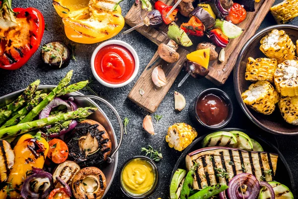 Çeşitli barbekü vejetaryen yemekleri, ızgara sebzeler, sebzeli bbq parti festivali ızgara mısır, vejetaryen şiş kebabı, soslu ve baharatlı sıcak sebze salatası. Vejetaryen mevsimlik yaz yemekleri