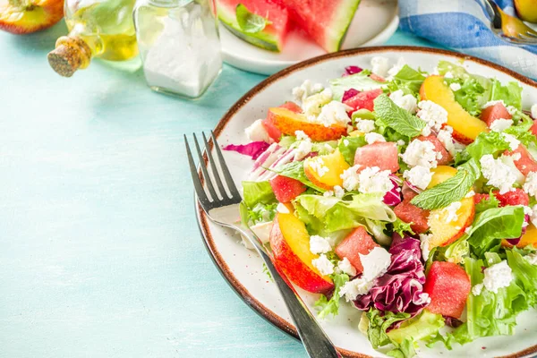 Salat Mit Salatblättern Wassermelone Pfirsich Und Feta Auf Hellblauem Hintergrund — Stockfoto