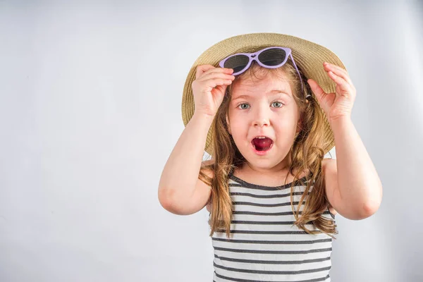 夏休みと休日のコンセプト サングラスをかけた夏の帽子のかわいい笑顔の女の子 休暇のバナー モックアップの背景 — ストック写真