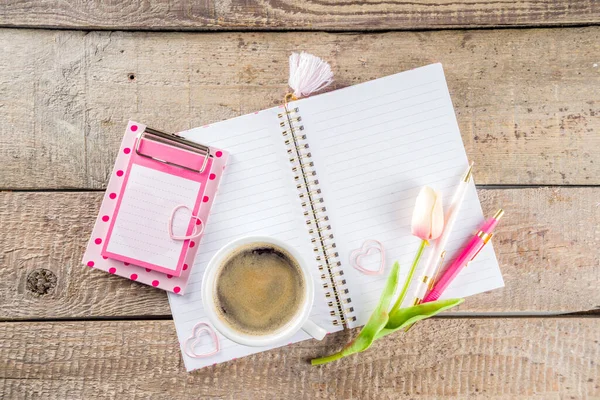 Taza Café Para Desayuno Cuaderno Vacío Lápiz Flores Tulipán Mesa — Foto de Stock
