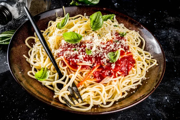 Esparguete Macarrão Italiano Clássico Com Molho Tomate Queijo Parmesão Manjericão — Fotografia de Stock