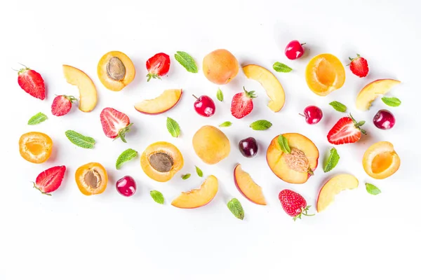 Fundo Verão Com Frutas Frescas Bagas Fundo Branco Conjunto Várias — Fotografia de Stock